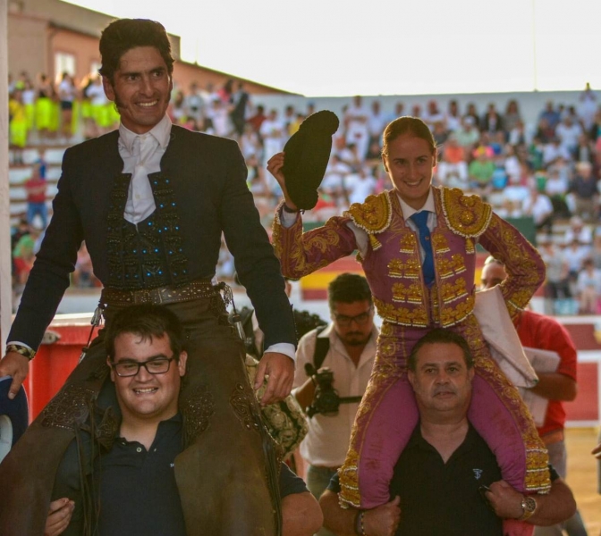Rocío_Romero_y_Emiliano_Gamero_puerta_grande_Cella.jpg